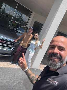 Cliente satisfeito com a compra do carro nos EUA, ao lado do David